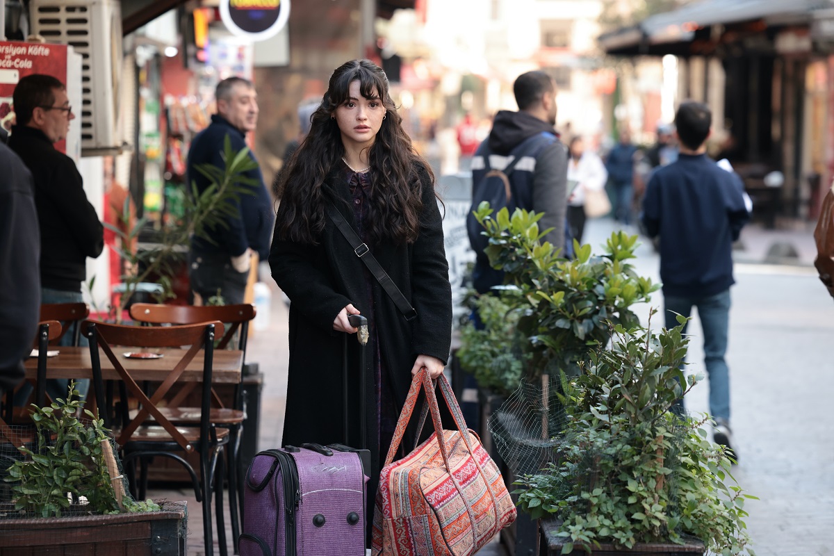 Yapımını 25 Film’in, yapımcılığını Koray Şahin ve Fırat Parlak’ın üstlendiği, yönetmen koltuğunda Burcu Alptekin ve Merve Çolak‘ın oturduğu, çarpıcı karakterleri ve konusuyla şimdiden merak uyandıran STAR’ın yeni dizisi ‘Çirkin’, Pazar günü ilk bölümüyle izleyici karşısına çıkmaya hazırlanıyor. Yayına girmesine günler kala diziden heyecan verici yeni bir tanıtım yayınlandı.