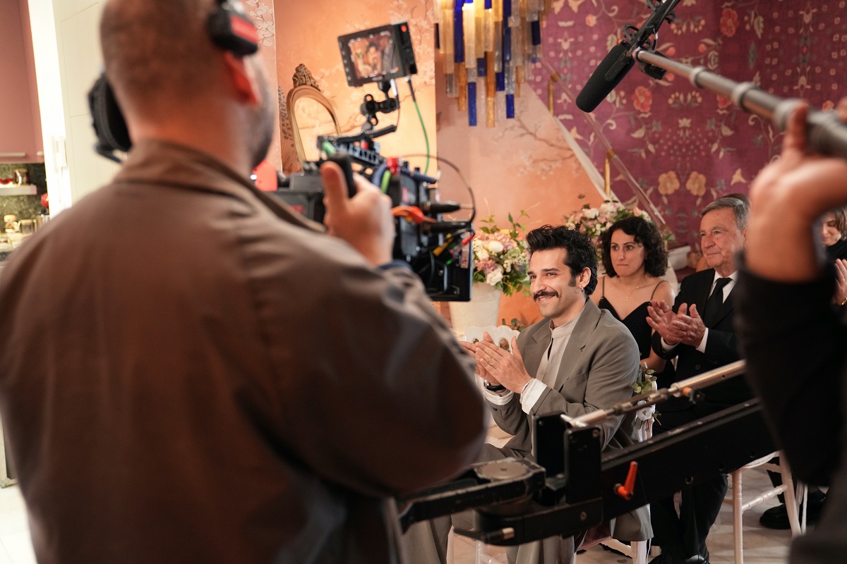 Dizinin çekimleri sırasında objektife yansıyan fotoğraflarda, oyuncuların prova anları, set arasındaki keyifli sohbetleri ve ekip içindeki uyum dikkat çekti. Kamera arkasındaki bu samimi anlar, dizinin güçlü enerjisinin set ortamına da yansıdığını gözler önüne seriyor.

