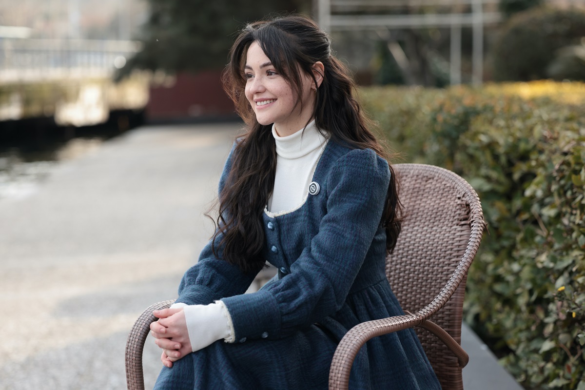 Dizinin çekimleri sırasında objektife yansıyan fotoğraflarda, oyuncuların prova anları, set arasındaki keyifli sohbetleri ve ekip içindeki uyum dikkat çekti. Kamera arkasındaki bu samimi anlar, dizinin güçlü enerjisinin set ortamına da yansıdığını gözler önüne seriyor.

