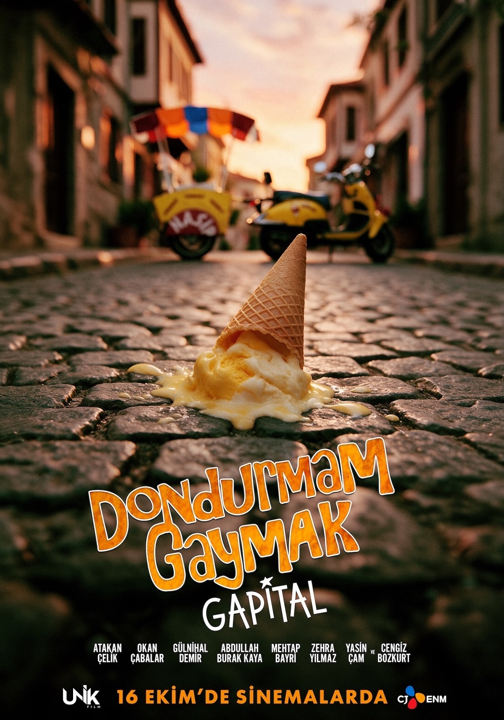 Türk sinemasının unutulmaz mizah klasiklerinden ‘Dondurmam Gaymak’, 20 yıl aradan sonra devam filmiyle beyaz perdeye dönüyor. Unik Film Yapım imzalı, yönetmen koltuğunda Eyüp Boz’un oturduğu ve senaryosunu Eyüp Boz ile Melik Saraçoğlu’nun kaleme aldığı ‘Dondurmam Gaymak: Gapital’ filminin teaser afişi ve fragmanı yayınlandı.