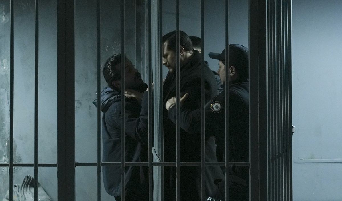 34.Bölümde Neler Yaşanacak?

Nisan’ın Eşref’i koruma çabalarına rağmen, Eşref gözaltına alınır. Bu sırada Nisan’ın muhbirliği ortaya çıkar ve Eşref başta olmak üzere tüm ekip neye uğradığını şaşırır. Nisan kendini savunmaya çalışsa da Çiğdem’in öne sürdüğü ses kayıtları, Nisan’ın işini bir hayli zorlaştırır.