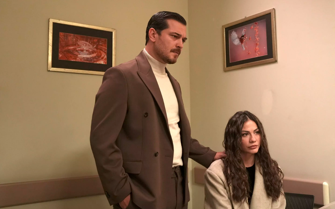 Eşref ve Nisan arasındaki gerilim giderek büyüyor. Dinçer’in hamleleri dengeleri alt üst ederken, Gürdallar cephesinde tansiyon yükseldi. Sezon ilerledikçe artan heyecan, Eşref Rüya 22. bölüm reytinglerini yeniden zirve yarışına taşıdı.