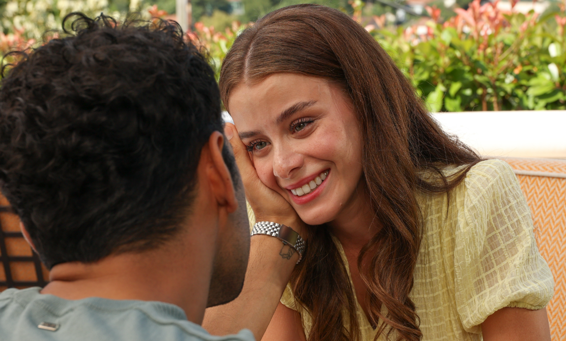 Greative Film imzalı TRT 1’in yeni dizisi “Evlilik Güzeldir”, 7 Eylül Pazartesi akşamı izleyiciyle buluşmaya hazırlanıyor. Mesut Bahtiyar’ın kaybettiği eşine duyduğu özlemin, kızlarıyla kurduğu sevgi dolu bağın, yeni filizlenen aşkların ve yıllar sonra yaşanan yüzleşmelerin dikkat çektiği yeni tanıtım yayınlandı.

