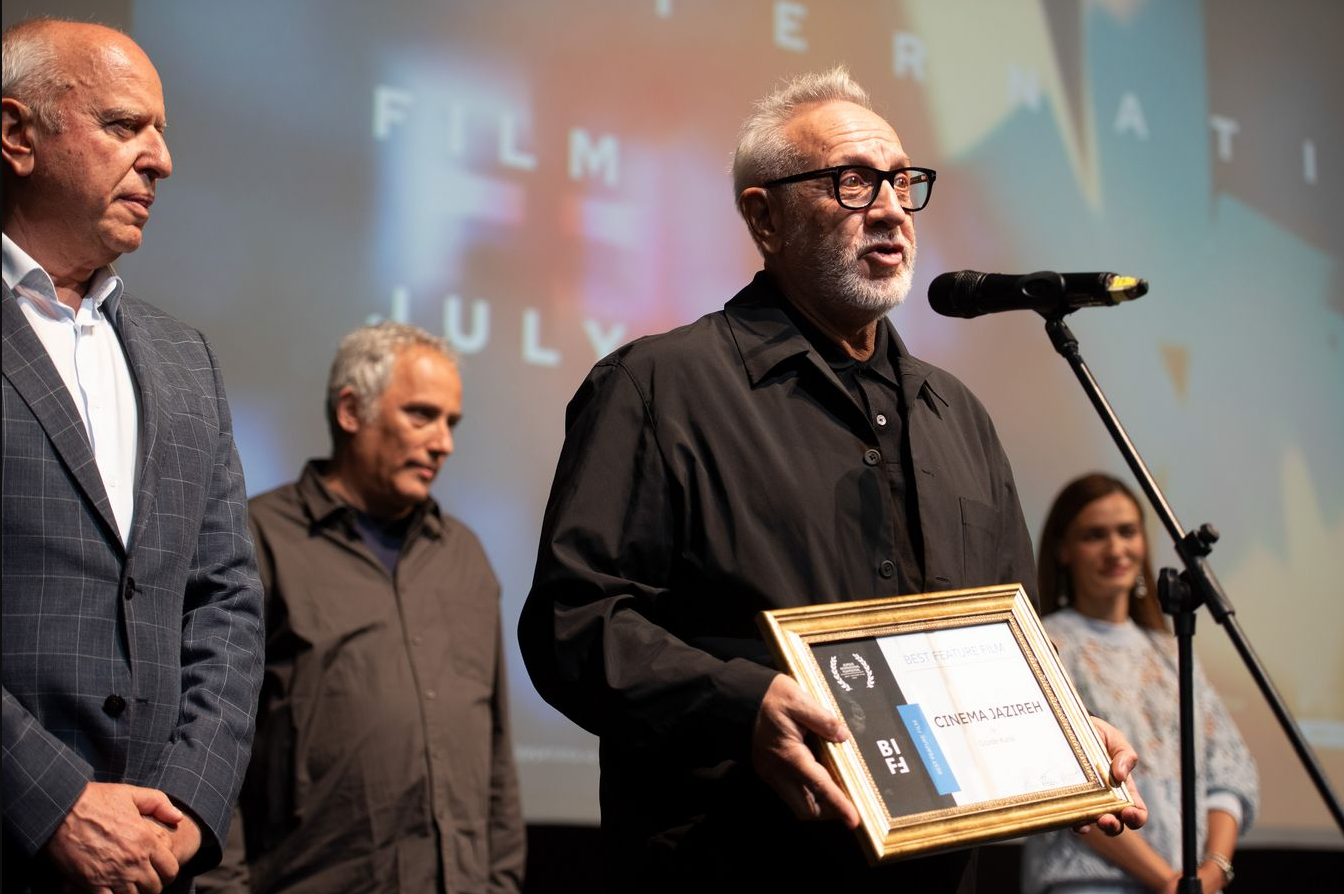 Gözde Kural’ın dünya prömiyerini Karlovy Vary’de yapan ikinci uzun metrajlı filmi “Cinema Jazireh”, Bulgaristan’da düzenlenen 11. Burgas Uluslararası Film Festivali’nden En İyi Film Ödülü ile döndü!