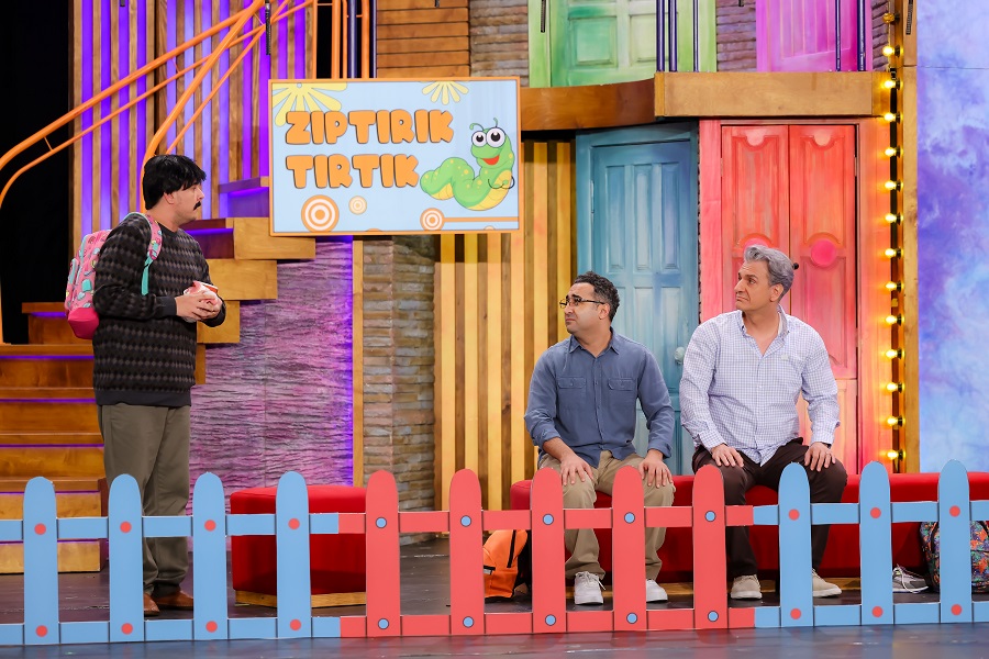 Show TV’nin yapımını BKM’nin üstlendiği, televizyon ve tiyatro tarihine adını altın harflerle yazdıran programı ‘Güldür Güldür Show’ cumartesi akşamı 421’nci bölümüyle ekrana geliyor. Yıllardır sayısız başarıya imza atan, komedinin vazgeçilmez programı haline gelen ‘Güldür Güldür Show’ fenomen karakterleri ve gündem yaratan skeçleri ile güldürmeye devam ediyor. 