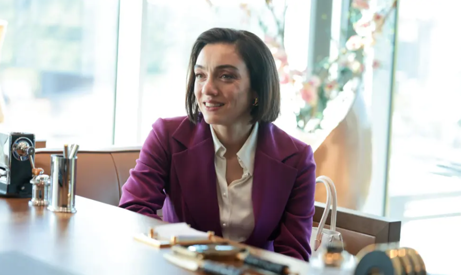 Kenan’ın kontrolünü yitirmeye başlaması ve Fadi’nin yeni hayatına attığı adımlar, diziyi dramatik bir viraja soktu. Handan’ın aldığı kesin karar ise bölümün en çarpıcı noktalarından biri oldu.