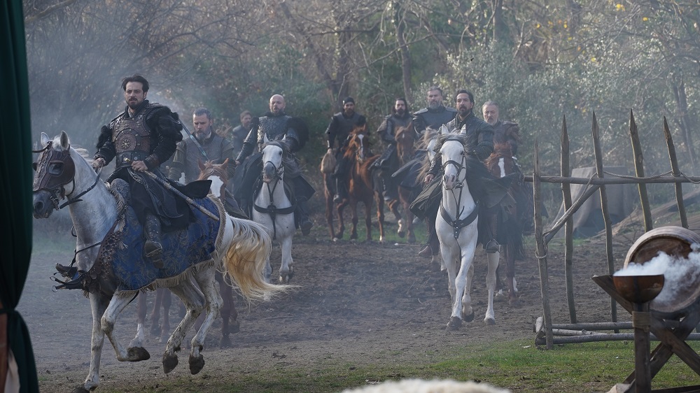 Bursa’nın fethi ve Osman Bey’in vefatıyla tarihin en kritik dönemeçlerinden biri ekrana taşındı. Dizi, #KuruluşOrhanBursanınFethi etiketiyle yapılan binlerce paylaşımla Türkiye gündeminde üst sıralarda yer aldı.