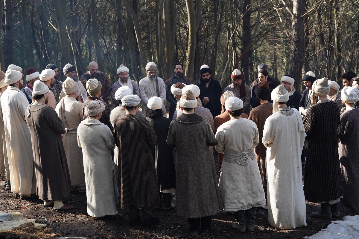 Kuruluş Orhan 13. Bölüm zikir sahnesi: Ecdadın Ruhu Yunus Emre Nefesiyle Ekranda Vücut bulduZikir Sahnesi İzleyenleri Ekranlara Kilitledi.