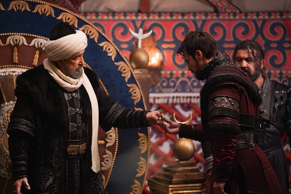 Ak Sakallılarla yaptığı görüşmeden sonra toy toplanmasını isteyen Osman Bey, beyleri dinledikten sonra kararını açıkladı: