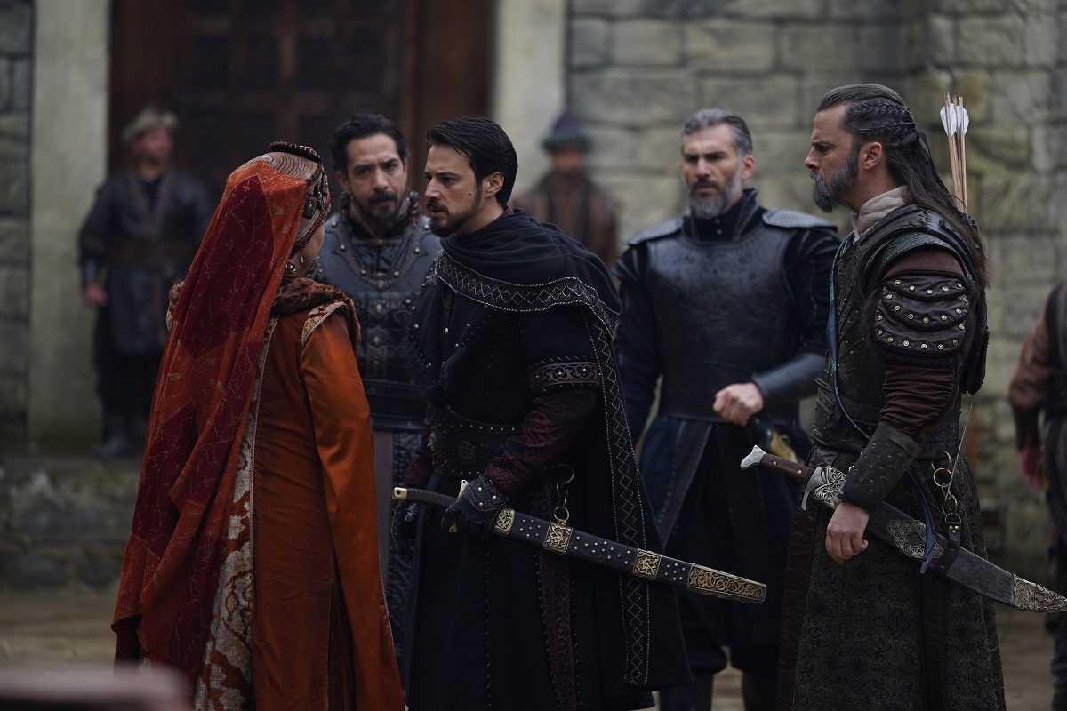 atv ekranlarının ilgiyle takip edilen dizisi Kuruluş Orhan, Çarşamba akşamı 20.00’de yayınlanacak yeni bölümüyle izleyiciyi nefes kesen bir hesaplaşmanın içine sürüklüyor.
Sarayda aşk ve sadakat sınanırken, düşmanlar düğün gününü kana bulamak için harekete geçiyor!
