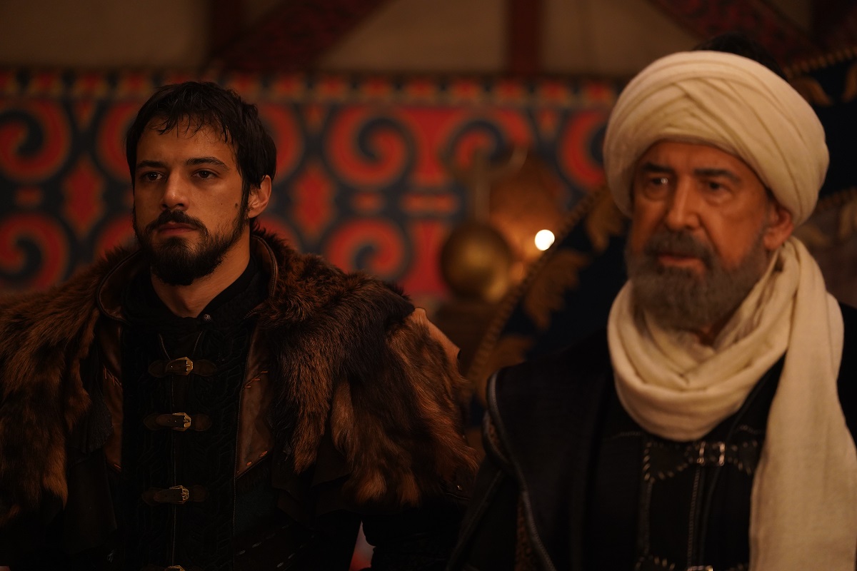 Kuruluş Orhan 2. Bölüm Özeti: Osman Bey’in Orhan Bey’i görevden almasıyla obada dengeler altüst oluyor! İlhanlılar uçlara gelirken, Orhan Bey hem iç hesaplaşmalarla hem de yeni düşmanlarla yüzleşiyor. Aksiyon ve duygunun iç içe geçtiği bu bölüm, ATV ekranlarında nefesleri kesecek!