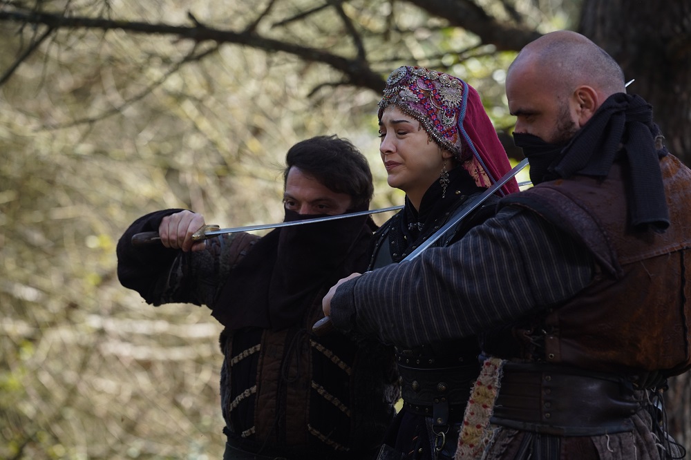 atv ekranlarının ilgiyle takip edilen dizisi Kuruluş Orhan, Çarşamba akşamı saat 20.00’de yayınlanacak yeni bölümünde intikam, aşk ve hayatta kalma mücadelesini bir araya getiriyor.
Boran Bey’in şehadetinin ardından öfke büyürken, sarayda ve cephede dengeler yeniden kuruluyor!
