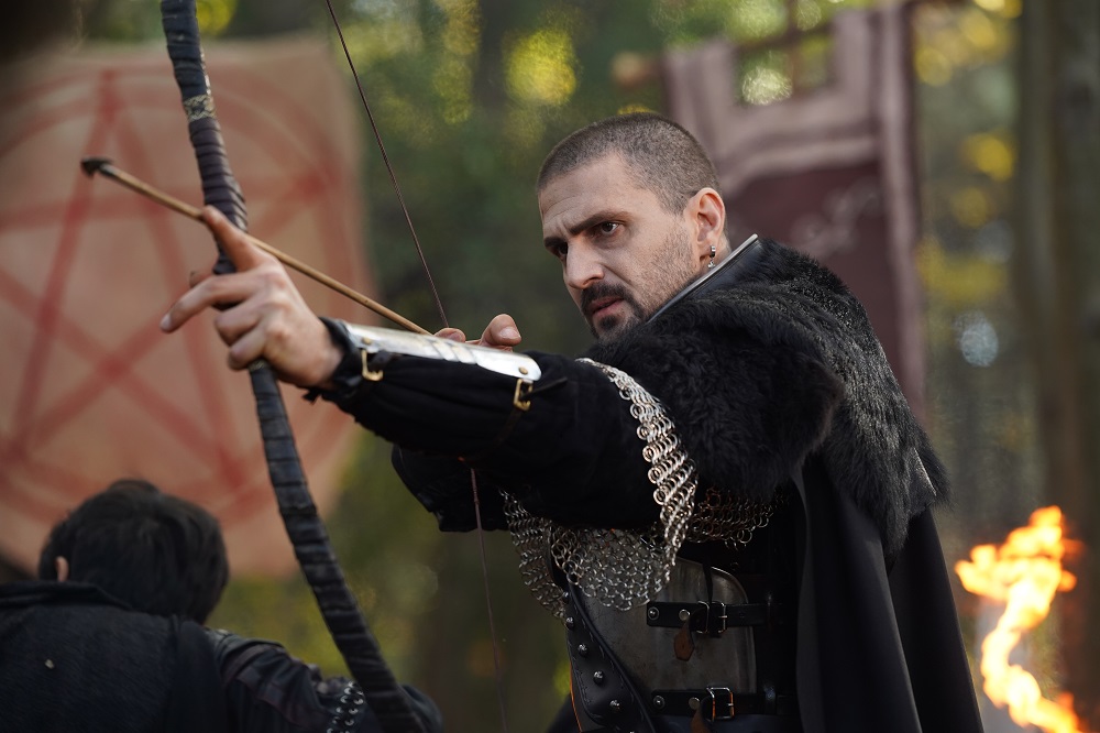 Zoraki bir misafir olarak obada bulunan Asporça ile Orhan Bey arasında ipler iyice gerilir. Nilüfer Hatun’un şahit olduğu bu gerilim, Asporça ile Nilüfer arasında büyük bir çatışmaya mı dönüşecektir? Obada dengeler bir kez daha sarsılırken, Orhan Bey’in Asporça’yı obada tutmasının ardındaki gerçek sebep merak konusu olur.