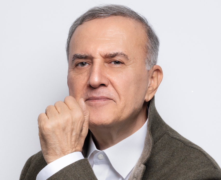 Arter’in, edebiyat ve sanat ilişkisine yeni bakışları mümkün kılmak amacıyla düzenlenen Kütüphane Söyleşileri serisinin yeni konuğu, edebiyatımızın en güçlü kalemlerinden Murathan Mungan. Moderatörlüğünü Didem Bayındır’ın üstlendiği “Murathan Mungan ile Coğrafyayı Dünyaya Paylaştırmak” başlığıyla etkinlikte usta yazar, edebiyatının sanatla kurduğu ilişki üzerine bir sohbete imza atacak. Söyleşi, 23 Mayıs 2026 Cumartesi günü 17:00’de Sevgi Gönül Oditoryumu’nda ücretsiz olarak gerçekleşecek.