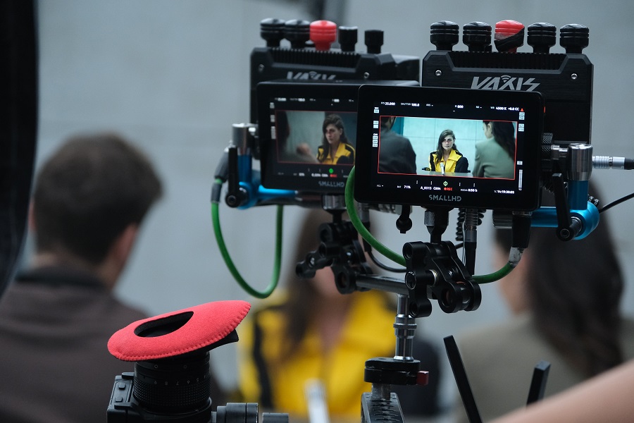 Farklı türlerdeki özgün yapımlarıyla öne çıkan TRT’nin uluslararası dijital platformu ‘’tabii’’, yeni orijinal dizisi ‘Persona’ ile izleyiciyi suç psikolojisinin derinliklerine götürmeye hazırlanıyor. Yönetmenliğini Ekrem Arslan’ın yaptığı, senaryosunu Savaş Korkmaz’ın kaleme aldığı dizinin yapımcılığını ise Krom Medya üstleniyor. ‘Persona’, bugün itibarıyla tüm bölümleriyle sadece tabii’de yayında!