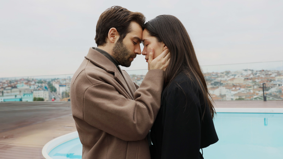 Azize ve kardeşlerin zorlu mücadelesi hız kesmeden devam ediyor. Gerçeklerle yüzleşme anı yaklaştıkça heyecan artıyor. Sahipsizler 38. bölüm reytingleri de geceye damga vuran yapımlardan biri olarak öne çıktı.