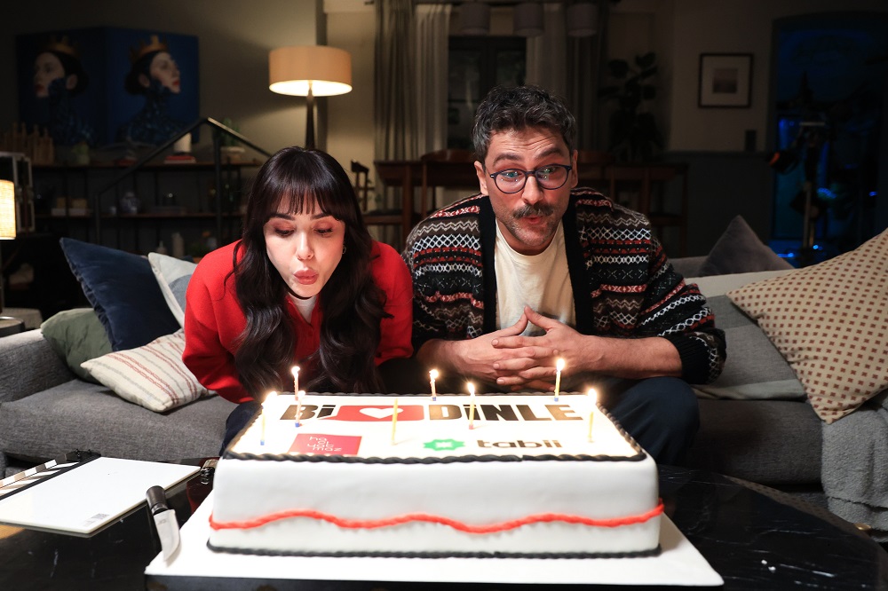 Onur Tuna ve Özge Gürel Başrolde:Bize Bize Anlatan Zeynep ve Fikret’in Hikayesi…