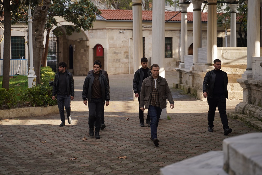 TRT 1’de yayınlanan, yapımını TIMS&B Productions, yapımcılığını Timur Savcı ve Burak Sağyaşar’ın gerçekleştirdiği, yönetmenliğini Burak Arlıel’in yaptığı, milyonları ekran başına kilitleyen ‘Teşkilat’ dizisi pazar akşamı 160’ncı bölümüyle ekrana geliyor. 