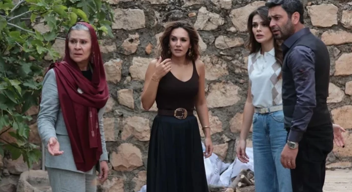 3 Kasım 2025 Pazartesi akşamı televizyon ekranlarında kıyasıya bir reyting mücadelesi yaşandı. Haftanın ilk gününde izleyicilerin gözleri yine Kanal D’nin sevilen dizisi “Uzak Şehir” ve TRT 1’in iddialı yapımı “Cennetin Çocukları” üzerindeydi. Özellikle Uzak Şehir reytingleri, sosyal medyada gündem olurken dizi yeni bölüm performansıyla dikkatleri üzerine çekti.